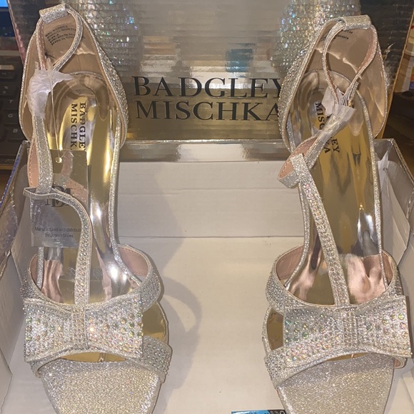 NEW! Bagley Mishka rhinestone encrusted low heel shoe - Picture 5 of 8